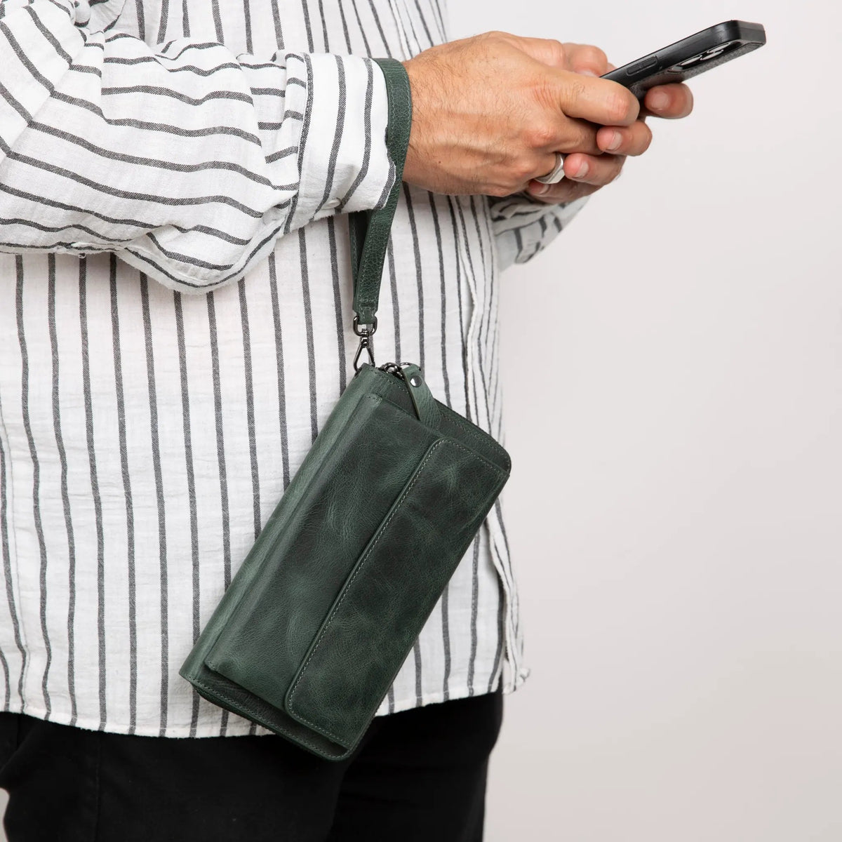 Anchorage Leather Wallet – Phone Holder & 12 Card Slots by TORONATA